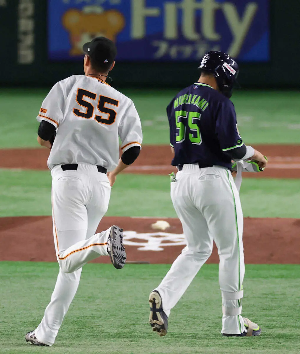 【画像・写真】巨人・秋広が村上のフェンス上段への大飛球をスーパーキャッチ！さすが身長2メートル　背番55躍動デーだ