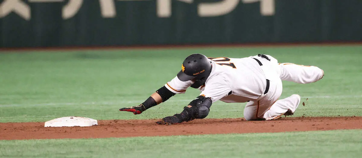 【画像・写真】巨人中田翔が負傷交代　2回二塁打後、倒れこむように二塁到達　トレーナーに肩借りてベンチ裏へ