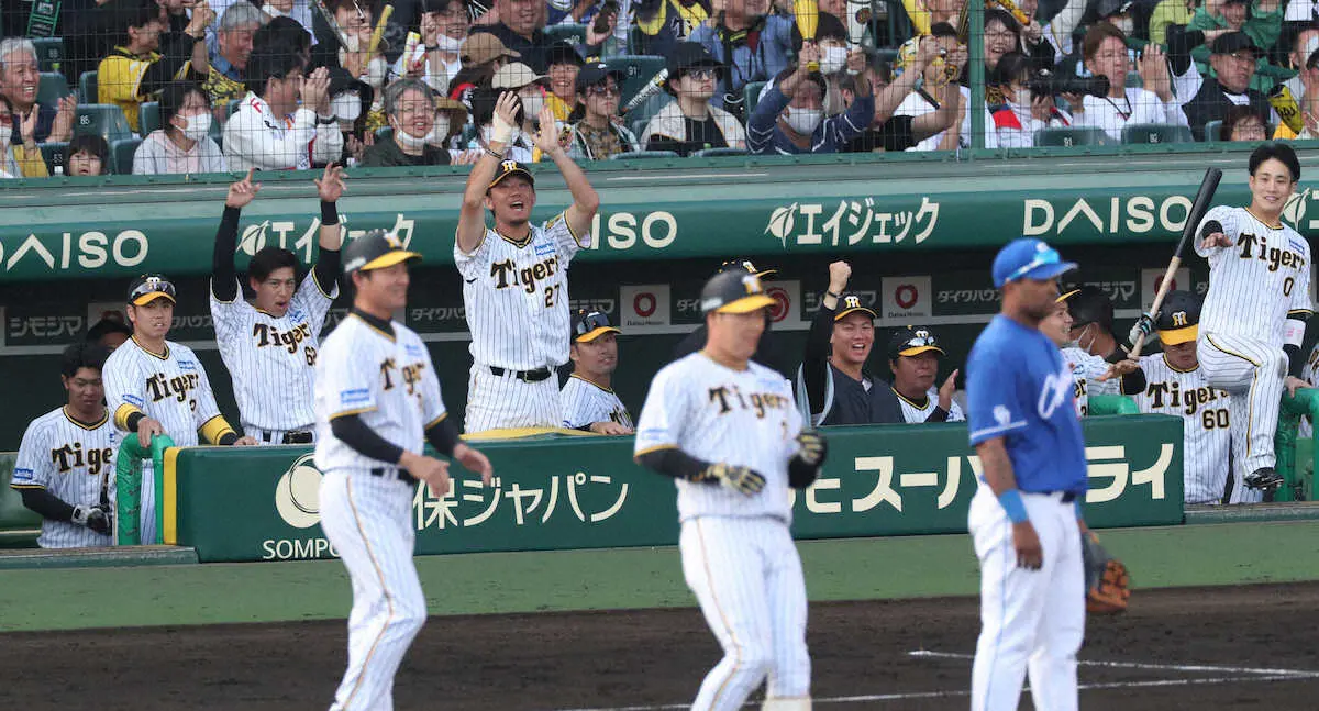 【画像・写真】阪神　大逆転勝ちで「伊藤将」「坂本」W神話守った！8回、大山＆佐藤輝の連打で今季最多の甲子園大歓声