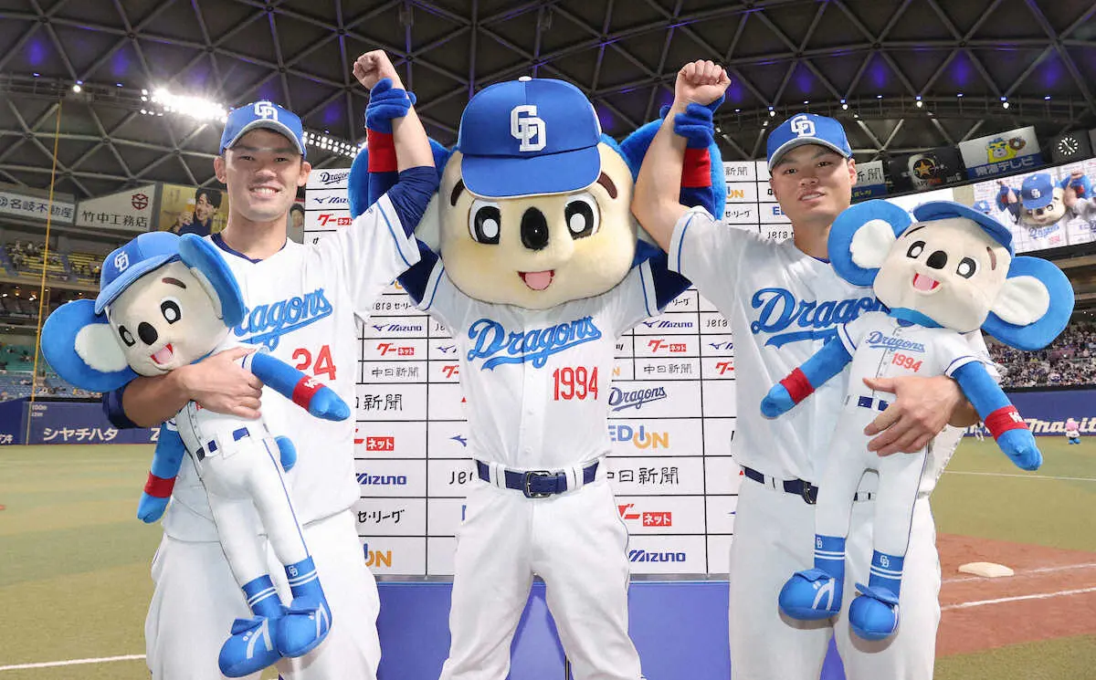 【画像・写真】ドアラに腕を掲げられ笑顔を見せる細川（右）と福谷