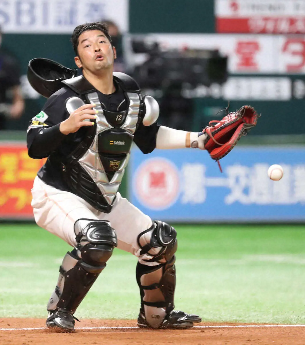 【画像・写真】ソフトB嶺井マジック！？送球をミットで捕れず…ヘルメット直撃で投手前にはね返り三塁走者がアウトに