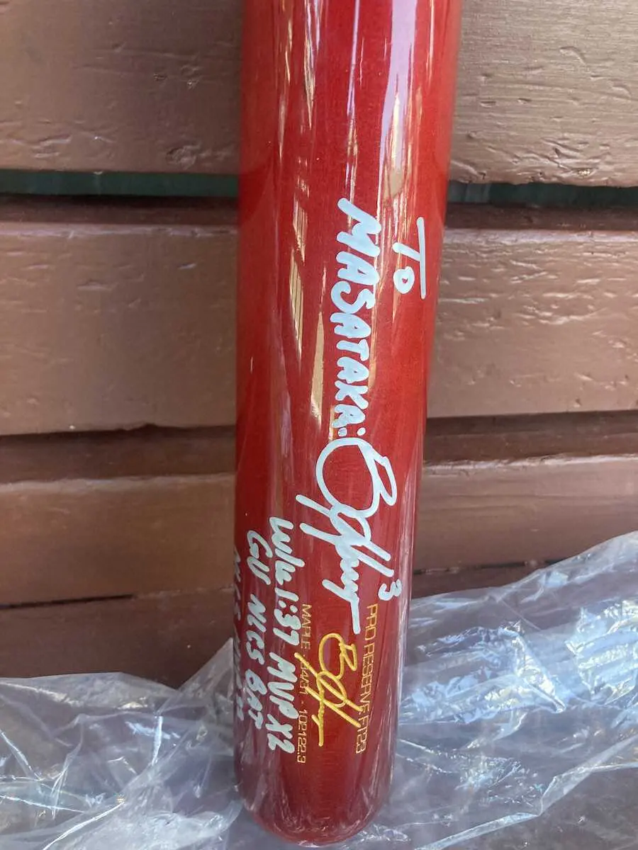 【画像・写真】吉田正尚　憧れのハーパーからバット2本＆スパイクをゲット「宝物にしたいと思います」