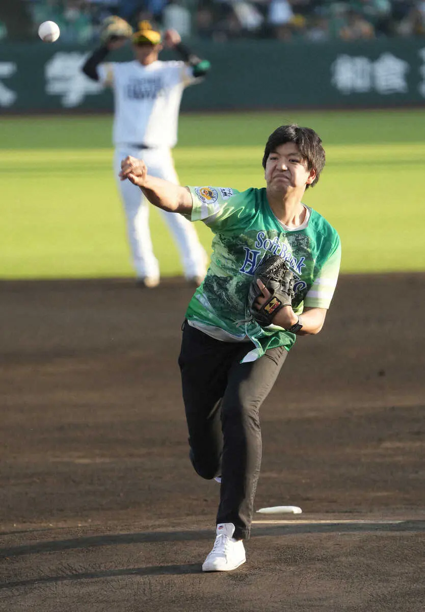 【画像・写真】熊本県出身のお笑いコンビ「からし蓮根」の2人が藤崎台球場で国歌独唱、始球式とフル稼働