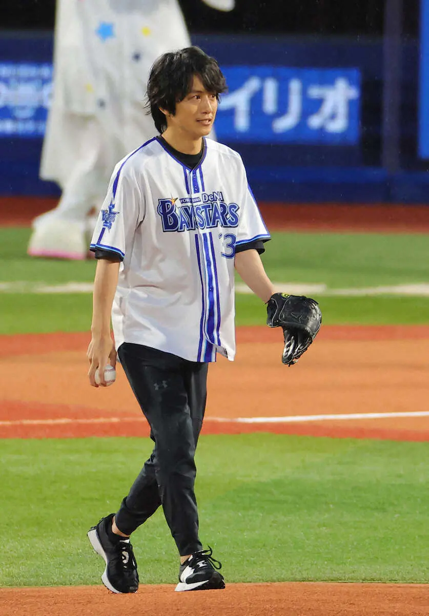 【画像・写真】溝端淳平　「宝仙堂の凄十パワーナイター」DeNA―巨人戦で始球式　美しいフォームに沸いた