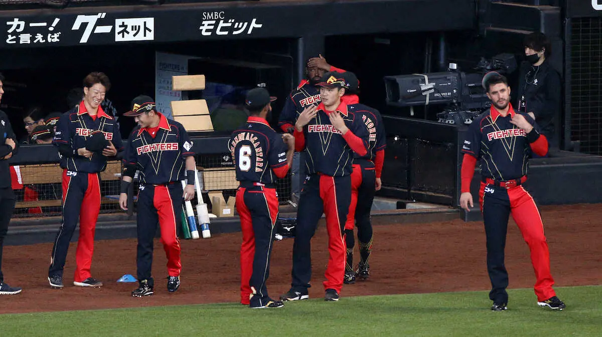 【画像・写真】＜日・ロ＞新庄監督がデザインしたユニホームを着てアップする選手たち（撮影・高橋　茂夫）
