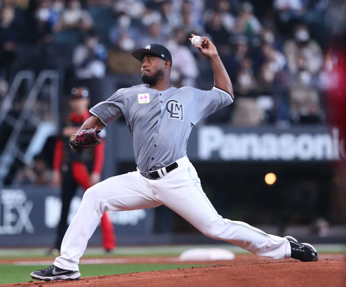 【画像・写真】ロッテのメルセデスにアクシデント　右足に福田の打球が当たってベンチで治療