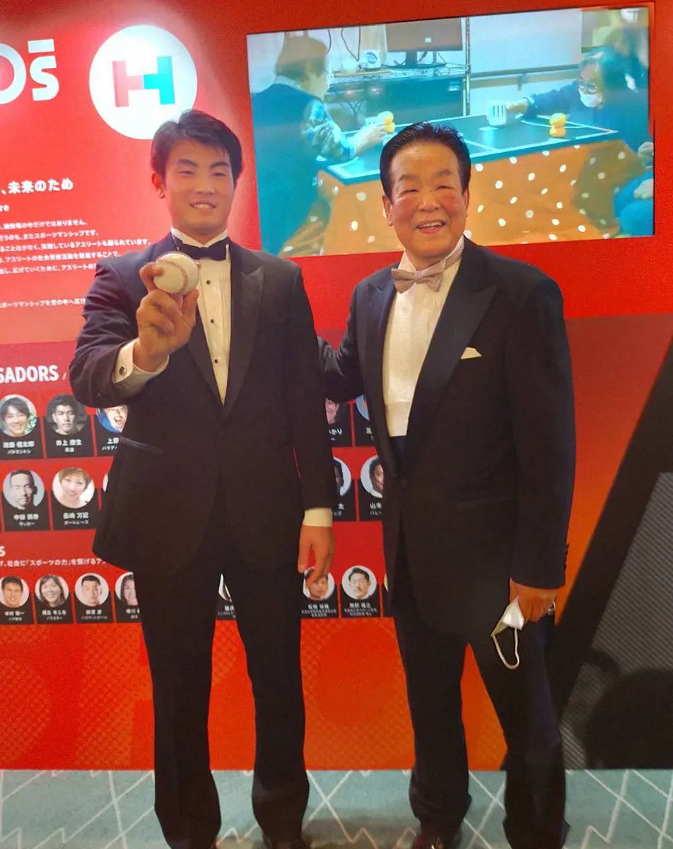 2021年の「HEROｓ　AWARD　2021」の表彰式で村田兆治さん（右）と写真に納まる菊地（本人提供）