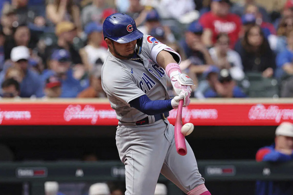 【画像・写真】＜カブス・ツインズ＞7回、左越えの2号ソロを放った鈴木（AP）