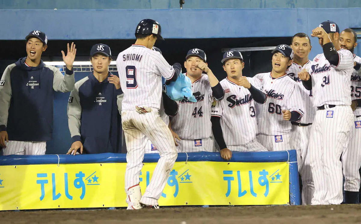 【画像・写真】ヤクルト・塩見が4点を追う7回に逆襲の2号3ラン！5回には3点差を追いつく川端の代打1号3ラン