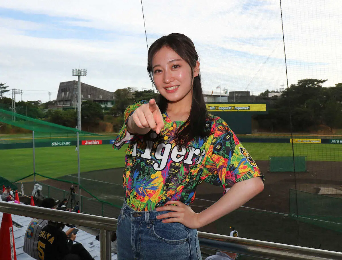 【画像・写真】川上千尋が阪神2軍戦の甲子園で始球式「嬉しすぎます」　試合前にはスタンドでトークショーも　