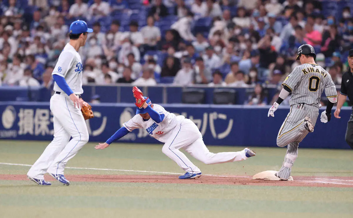 8回、木浪は石川昂（左）の悪送球で出塁（中央は投手の田島）（撮影・岸　良祐）