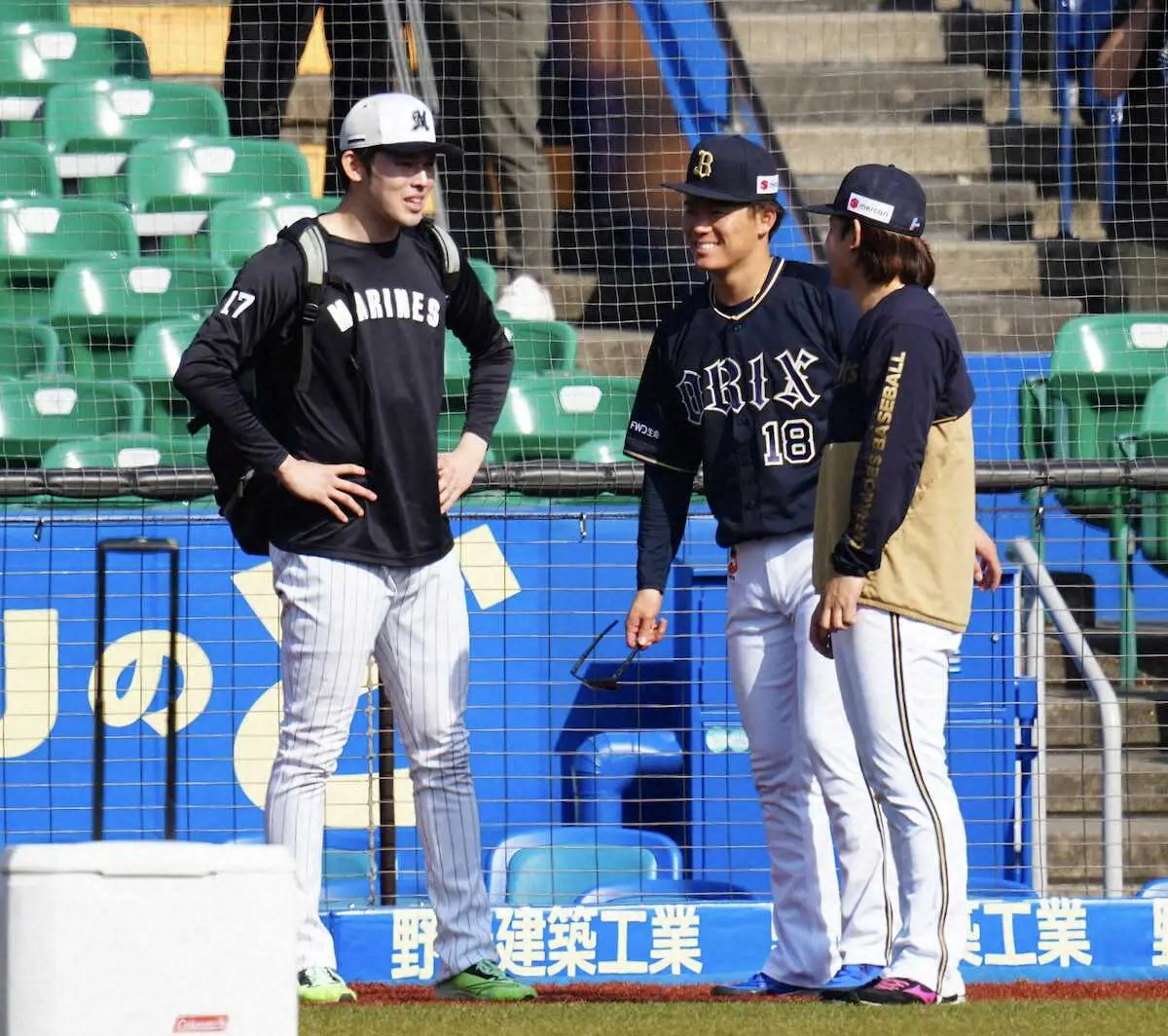 【画像・写真】ロッテ佐々木朗、オリックス山本＆宮城と談笑　右手マメを見せる場面も？