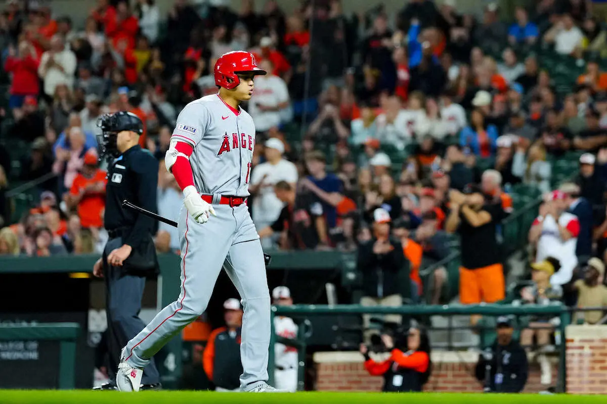 【画像・写真】エンゼルス・大谷　2632試合連続出場のメジャー記録保持者リプケン氏と初対面