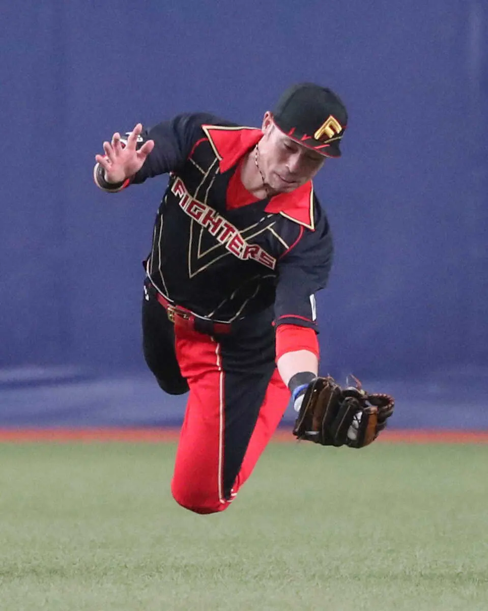 【画像・写真】日本ハム江越がまた魅せた！6回ダイビング好捕　勝てば4位浮上の可能性