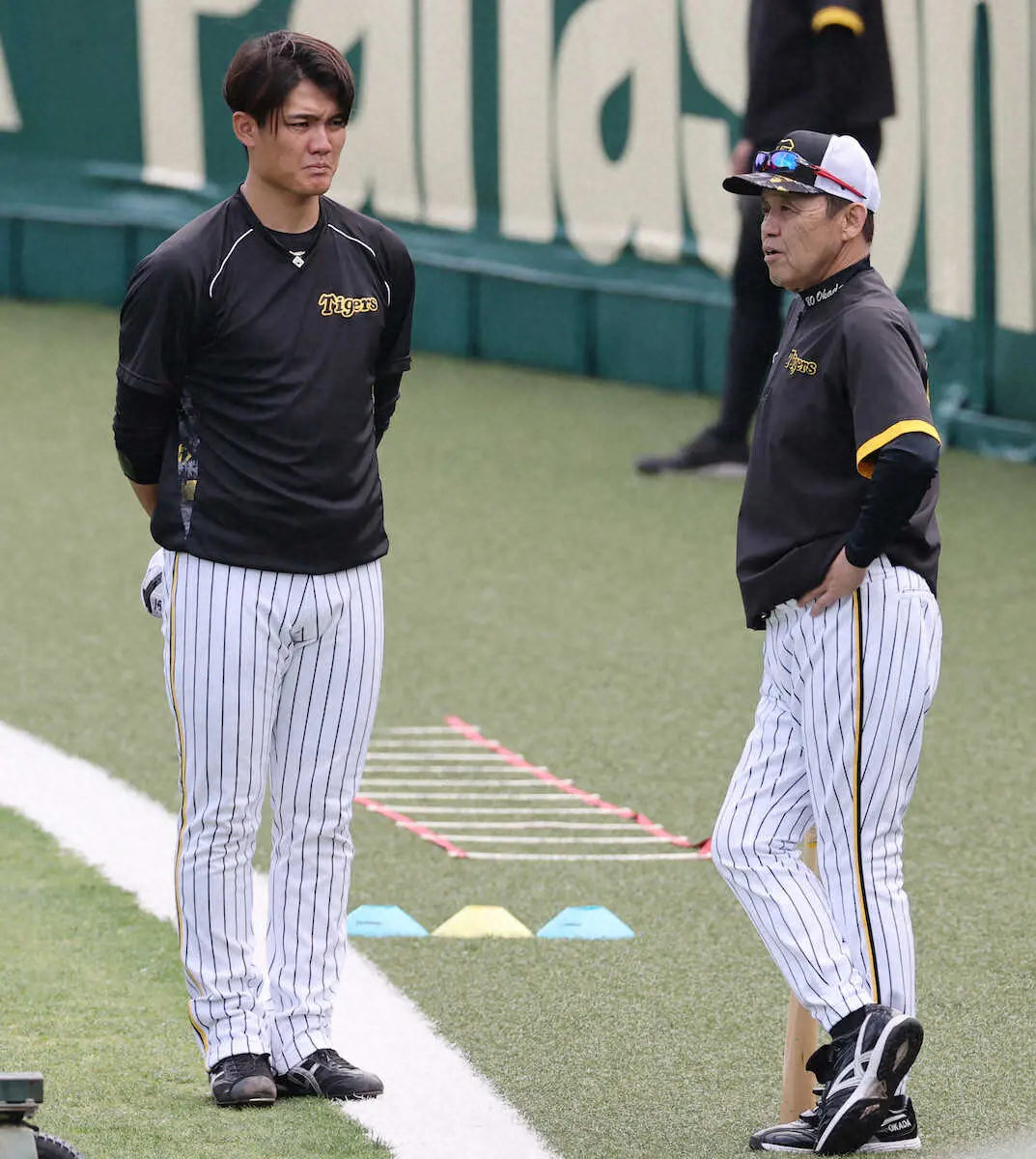 【画像・写真】阪神・西純　岡田監督と試合前練習中にマンツーマンで会話「野球人生にプラスになる話」