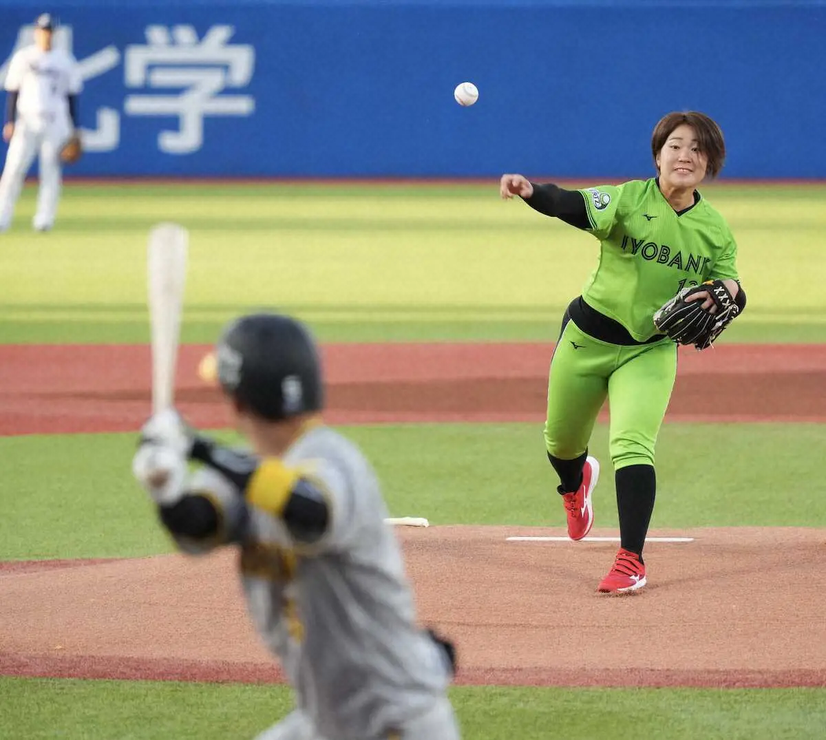 【画像・写真】ヤクルト久保妹で伊予銀行ソフトボール部の和咲が始球式