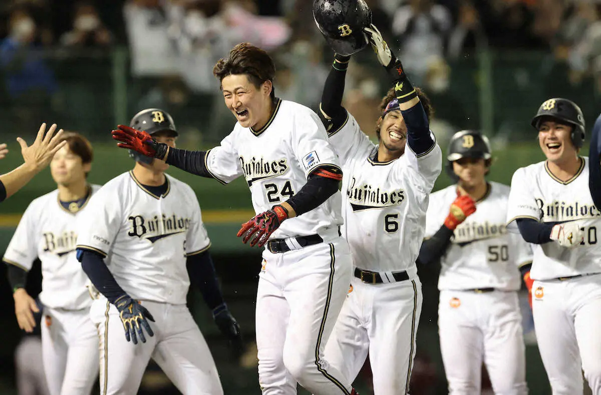 【画像・写真】オリ・紅林が劇的な逆転サヨナラ2ラン　中嶋監督からの歓喜のヘッドロックに「愛を感じた」