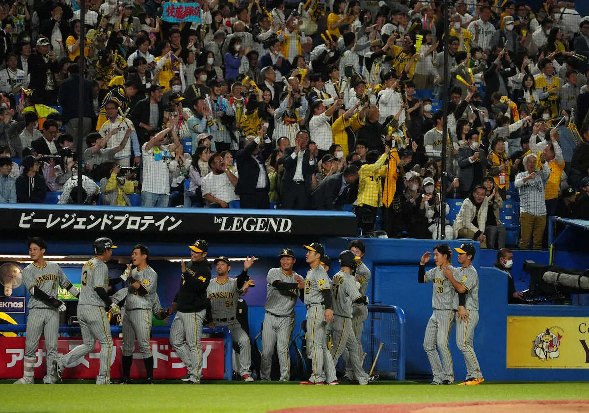 10回2死満塁、佐藤輝の二塁打で生還した走者を出迎える阪神ナイン（撮影・沢田　明徳）