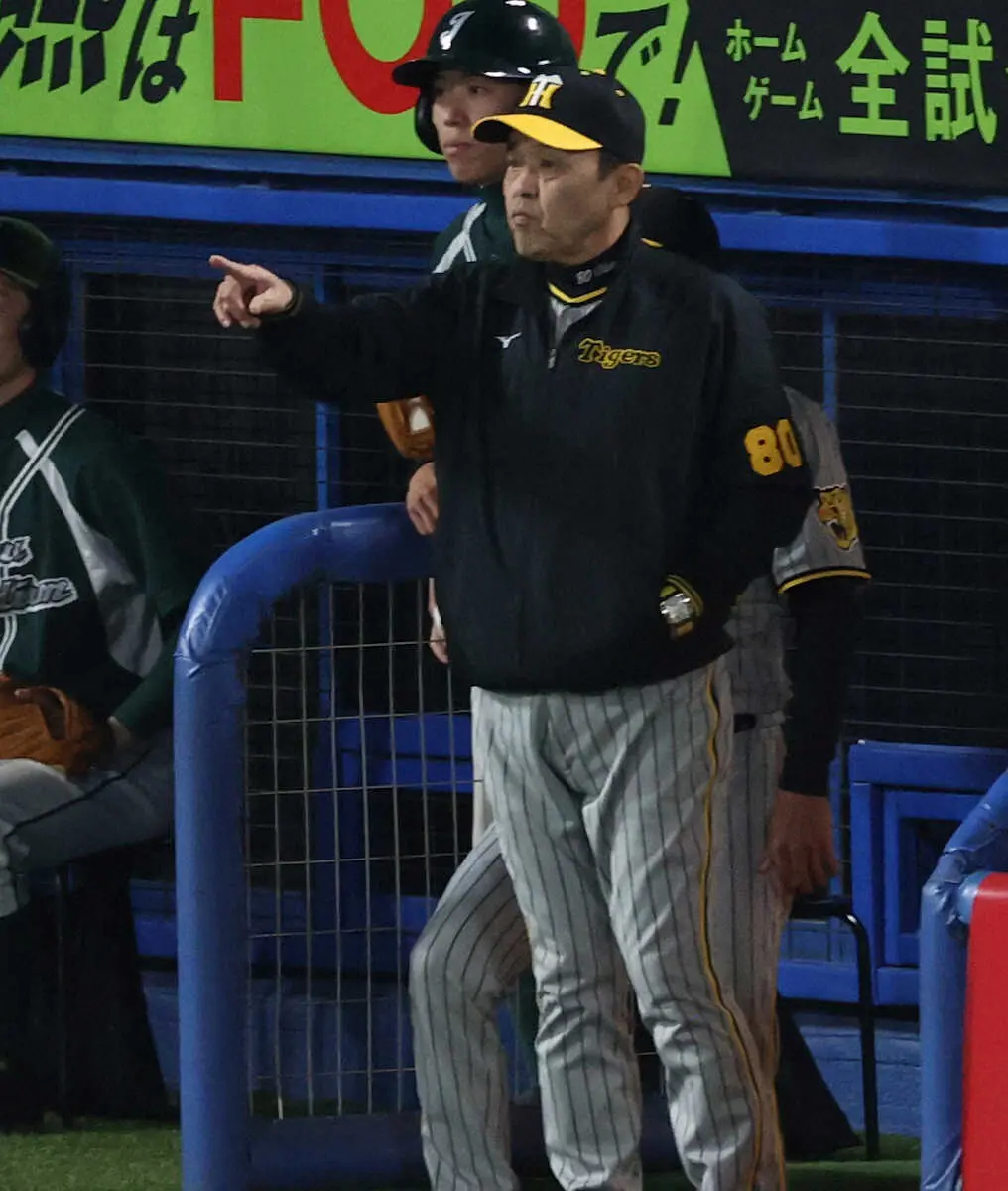 【画像・写真】9回2死二塁、川端を申告敬遠で歩かせる岡田監督（撮影・北條　貴史）