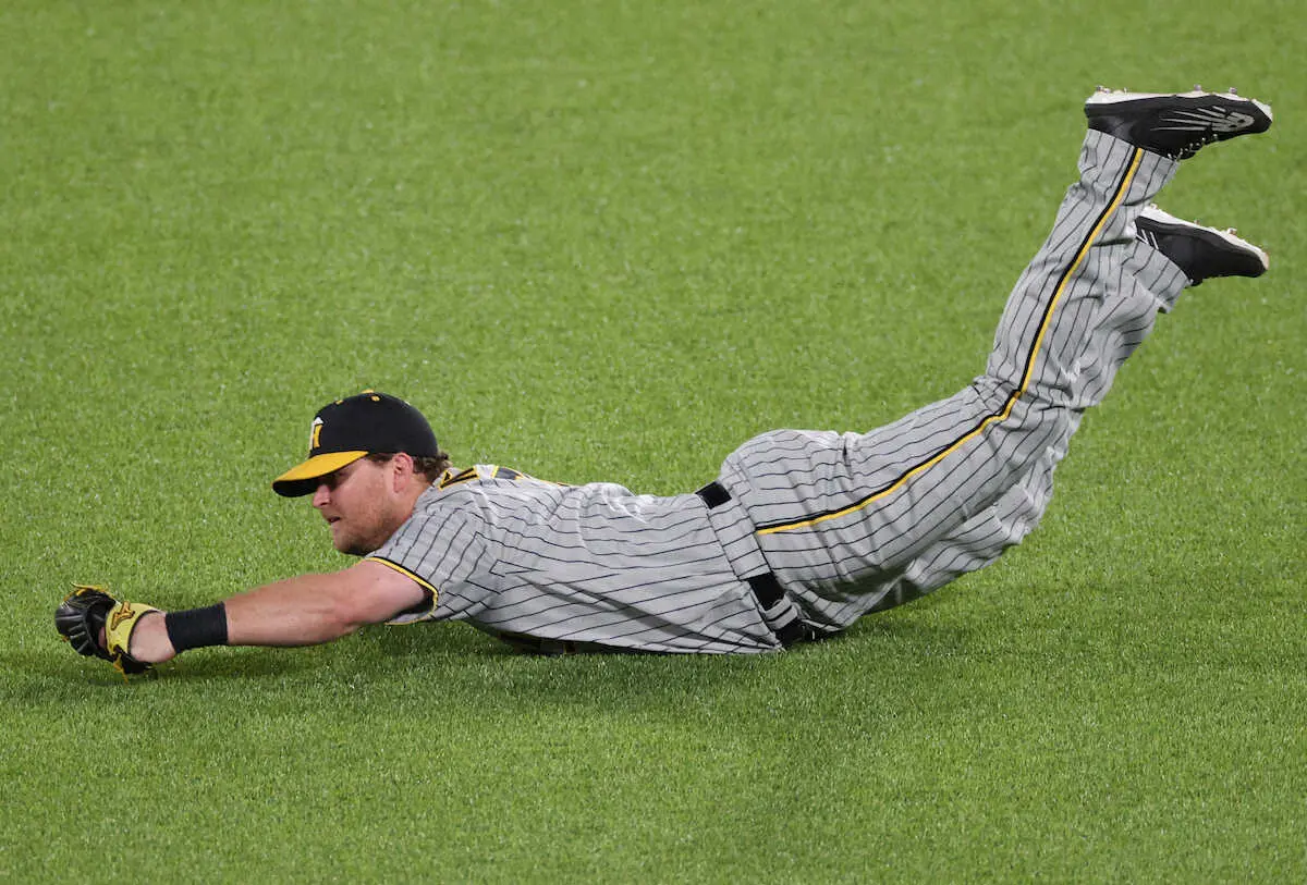 【画像・写真】阪神・ノイジー　魅せたダイビングキャッチ　浅い飛球にも迷いなし　打っても決勝点お膳立て