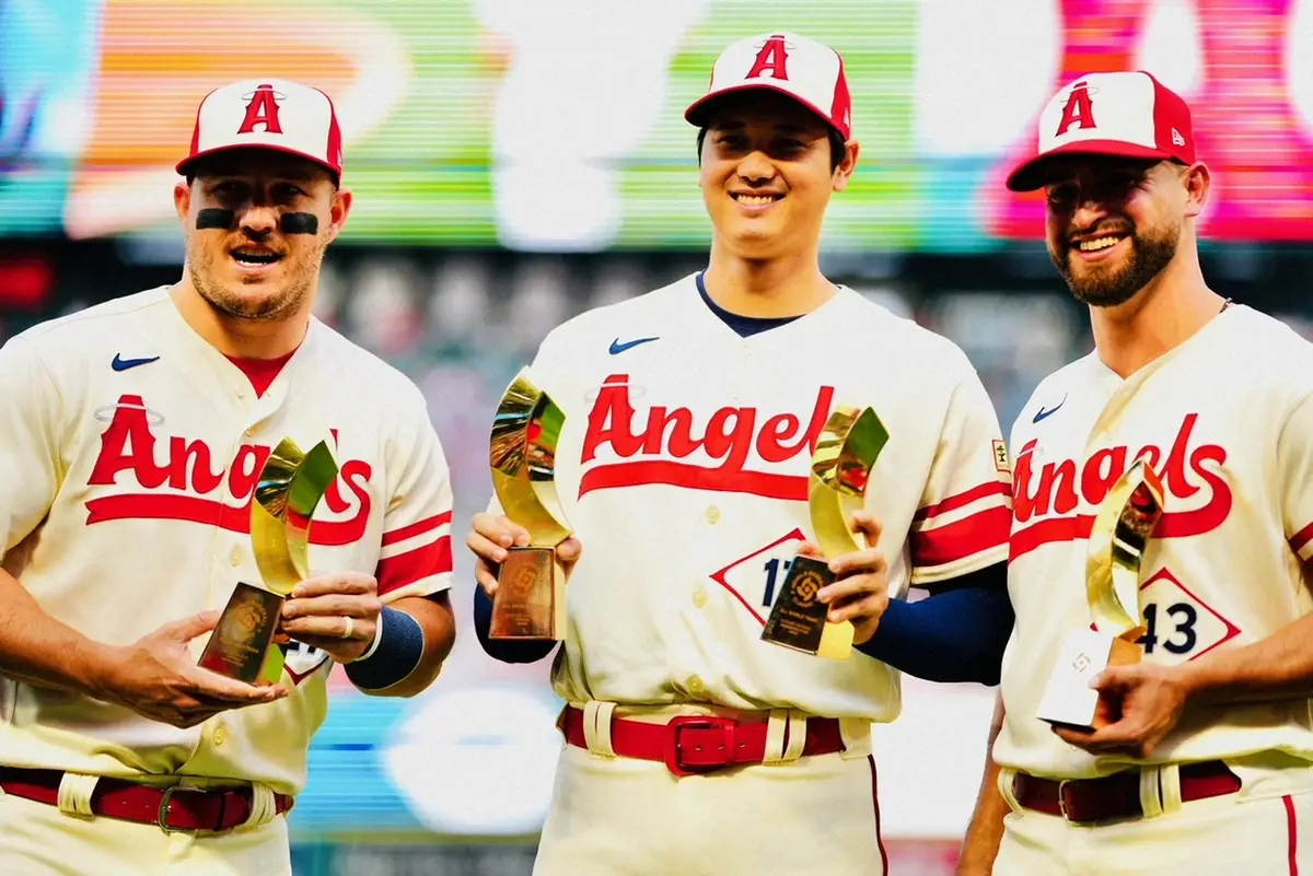 【画像・写真】大谷翔平　WBCベストナイン表彰　MVP、投手2部門選出で両手にトロフィー　トラウト、サンドバルも