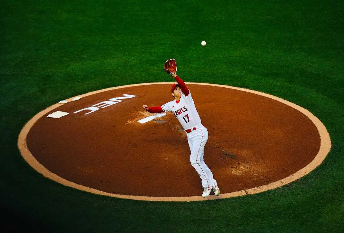 【画像・写真】大谷翔平　初回に“レア”な悪送球から先制点許す　「3番・投手兼DH」二刀流出場