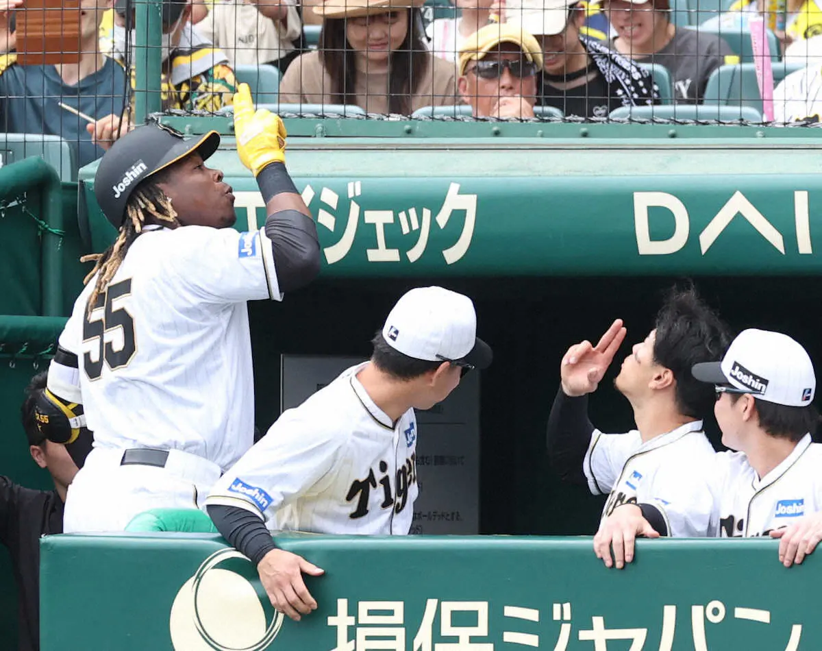 【画像・写真】「糸原とミエセスいいコンビすぎやろw」　おなじみ虎の名コンビに“あの人”もギャルピ参戦！SNSで話題