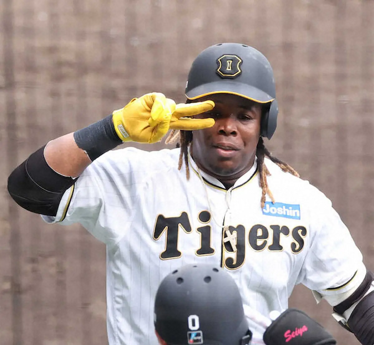 【画像・写真】阪神・ミエちゃん　感謝の“ギャルピース”　大山からのプレゼントで甲子園＆G戦初アーチ「いい球打てた」