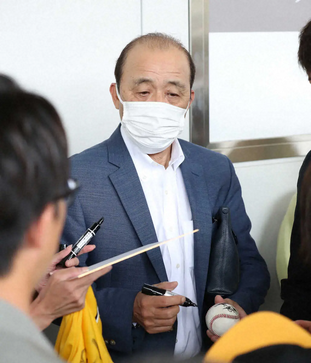 【画像・写真】ポーズ？本心？　阪神・岡田監督　交流戦で対戦濃厚なロッテ・佐々木朗を警戒「マメでけへんかなあ」