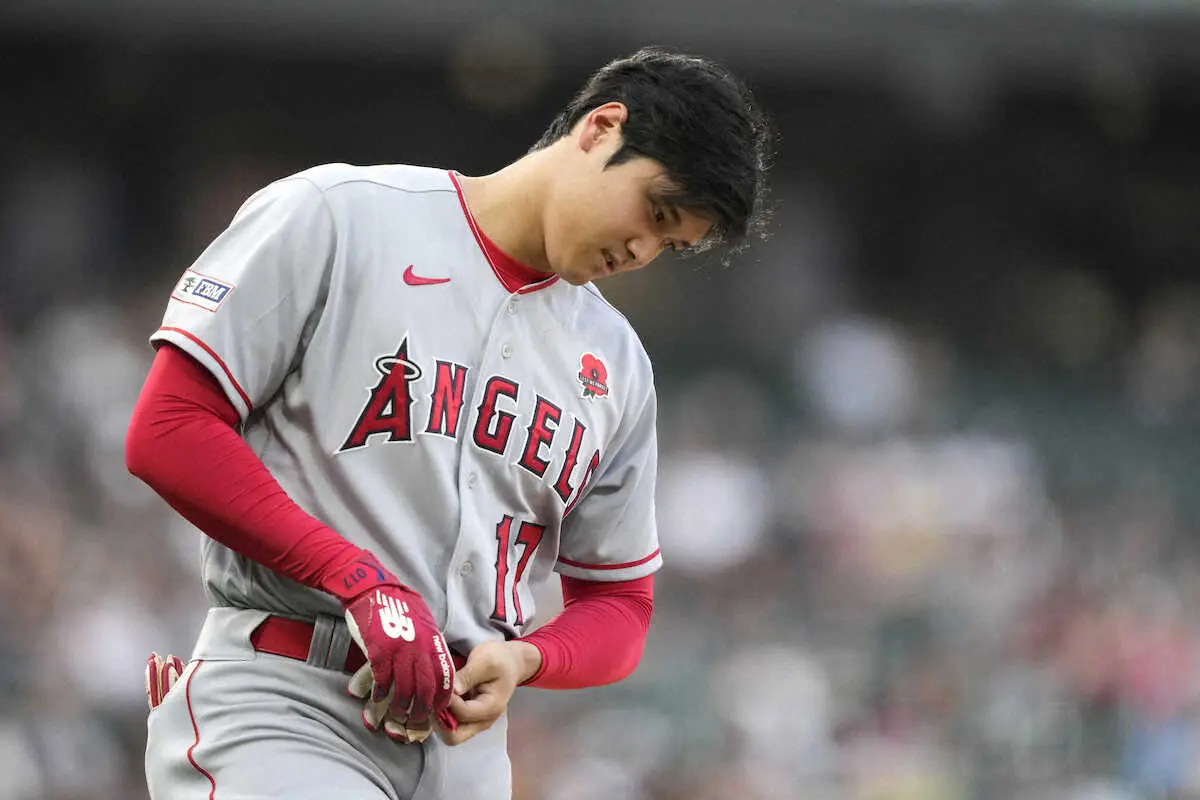 【画像・写真】大谷翔平　右膝付近に152キロ直撃、今季初死球で場内騒然　絶叫悶絶も出塁…敵地でも安どの拍手