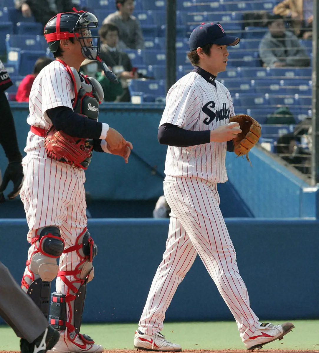 2005年3月、ロッテとのオープン戦でのヤクルト先発・坂元弥太郎投手（右）と古田敦也捕手