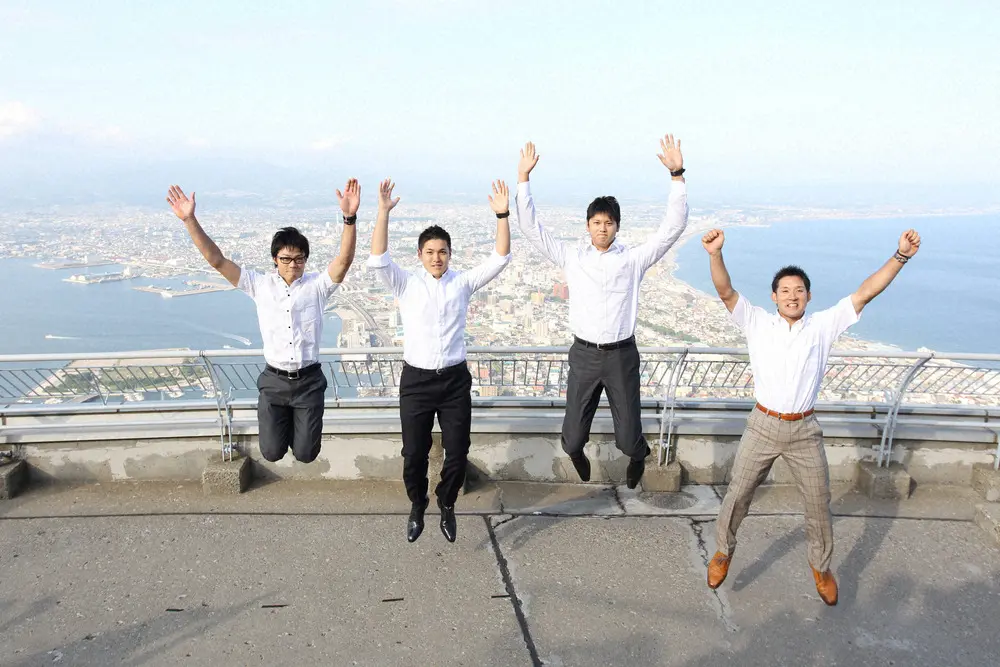 【画像・写真】2013年7月、函館山の展望台でジャンプする（左から）日本ハムの中島卓也内野手、鍵谷陽平投手、大谷翔平投手、杉谷拳士内野手
