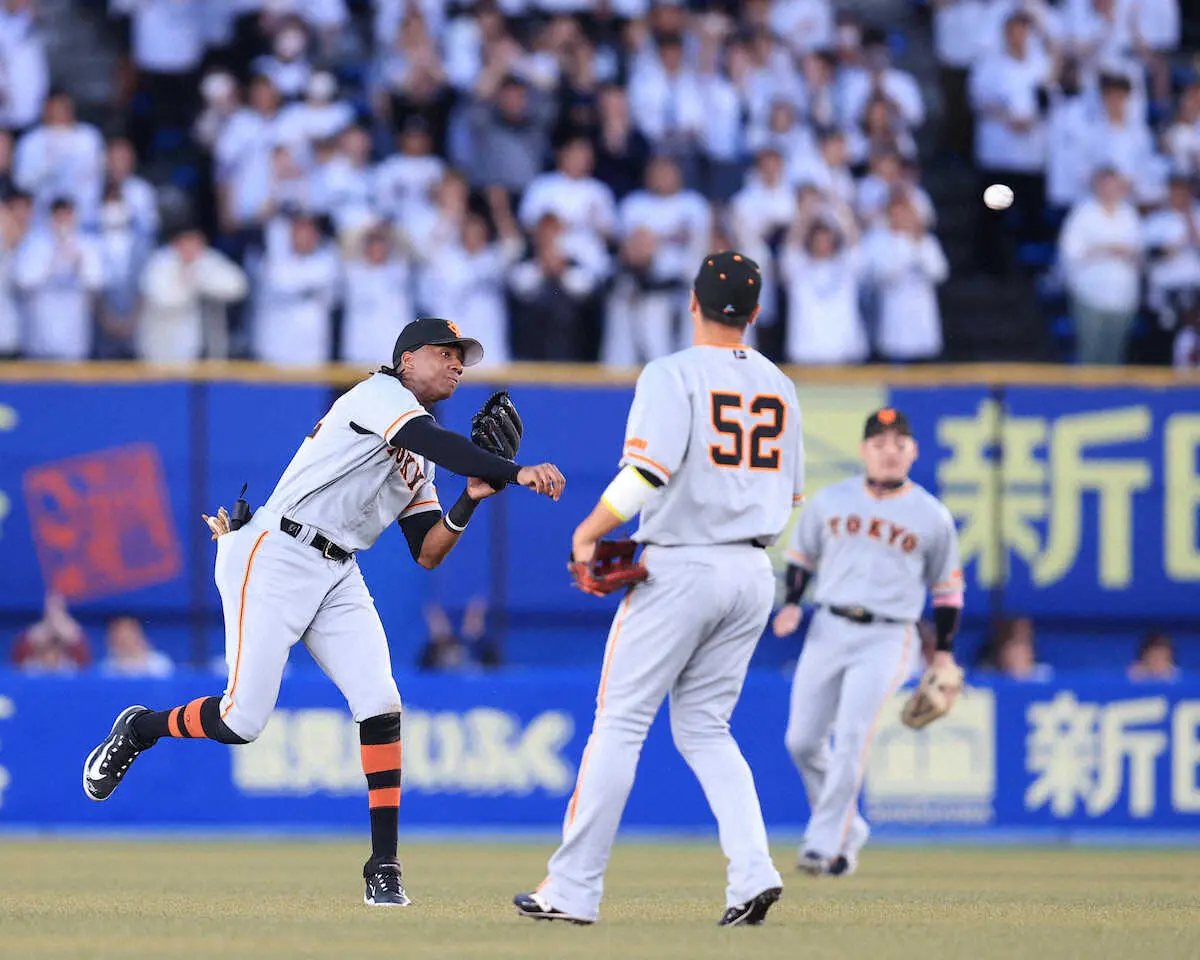 【画像・写真】巨人・原監督も渋い表情…ブリンソンまたも拙守　中飛と思いきや“お見合い”さらに送球も…