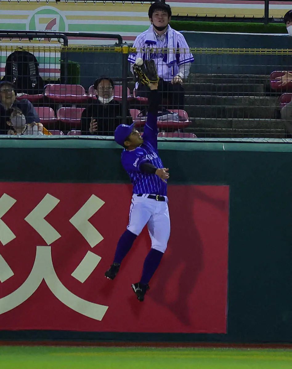 【画像・写真】SNSも「見たことがない」と大混乱！　DeNA・桑原の美守巡り　攻撃の楽天側がアウトのリクエスト？