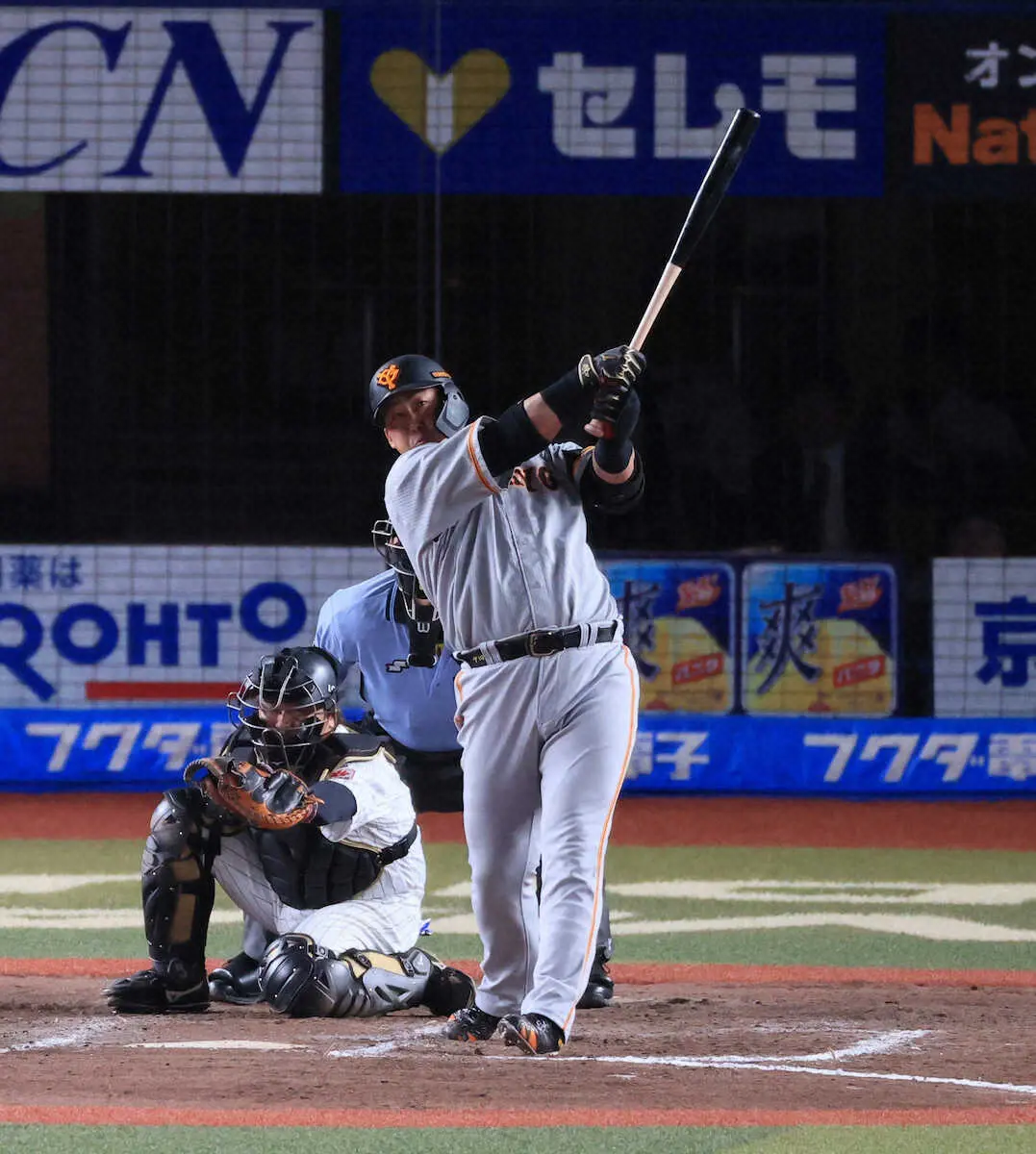 【画像・写真】巨人　岡本和＆中田翔が連弾で坂本の遊撃2000試合出場祝福