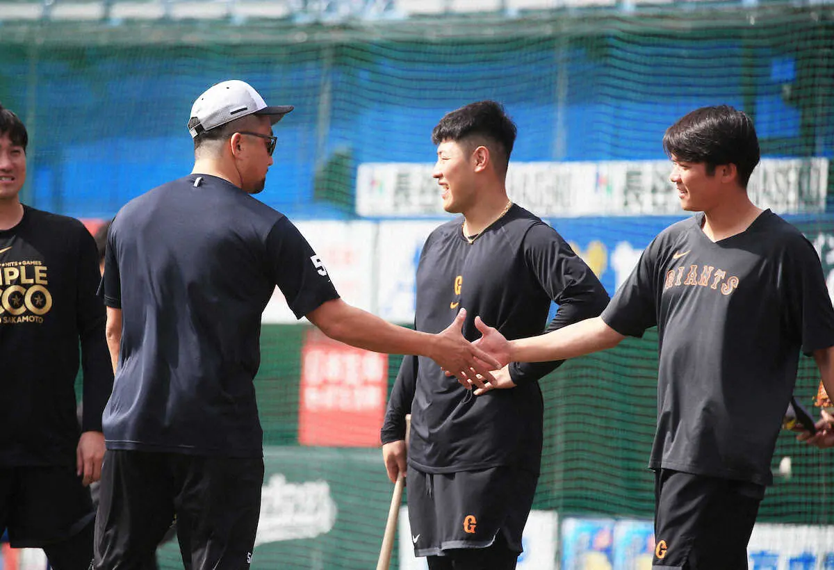 【画像・写真】巨人・坂本勇人「トリプル2000」Tシャツ全選手が着て試合前練習　盟友・沢村も駆け寄り“金字塔”祝福