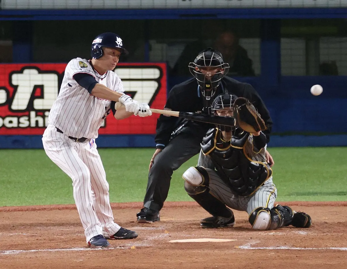 【画像・写真】打撃センスも凄い。バットを短く持ちコンパクトなスイングで逆方向に安打を放つヤクルト・石川