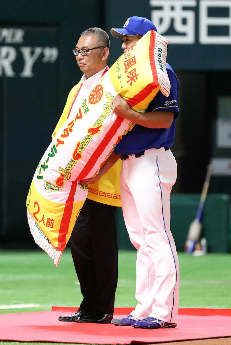 【画像・写真】中日・鵜飼　マルタイ棒ラーメン1年分ゲット　5月30日ペイペイDでポール直撃弾