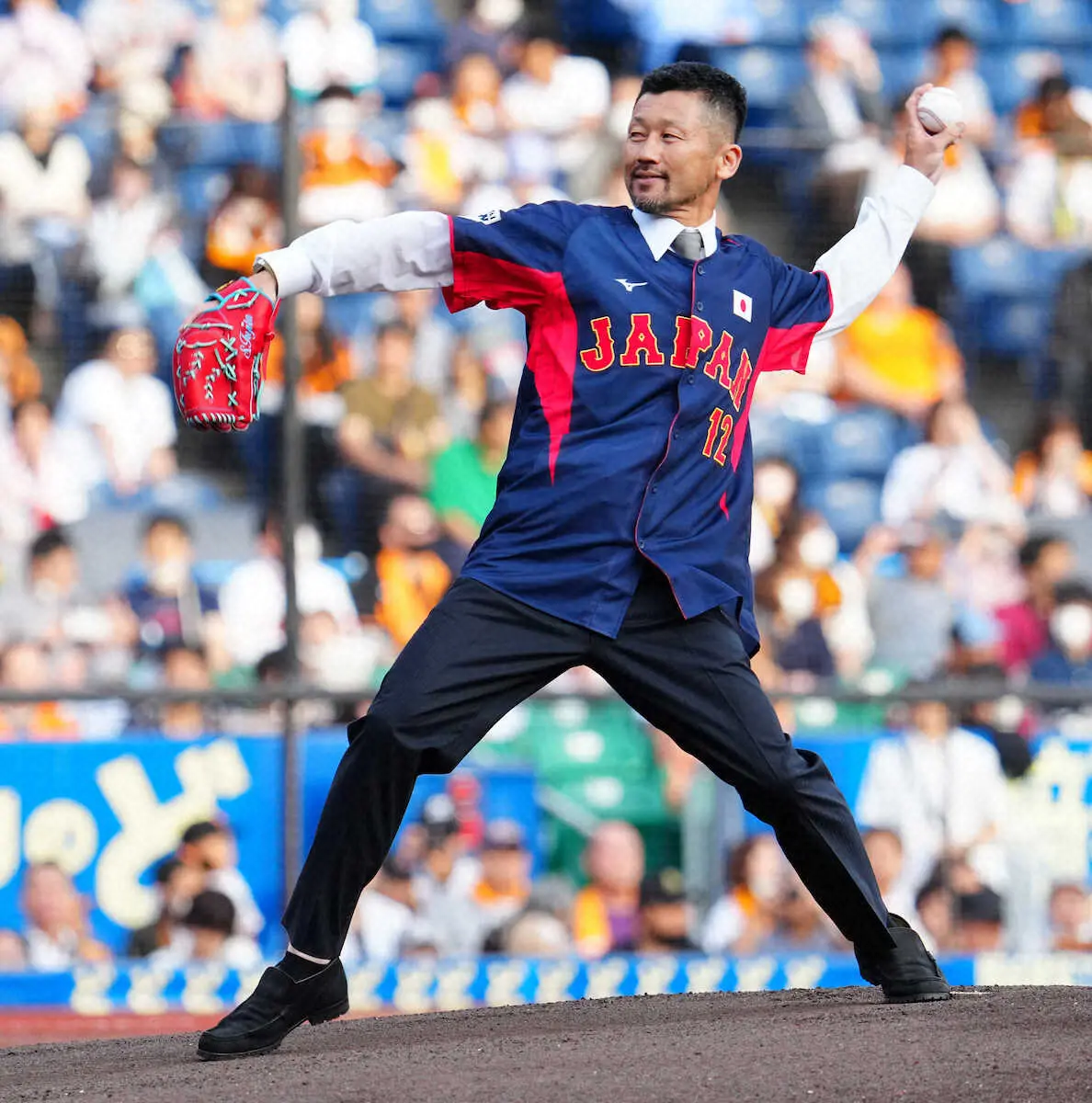 【画像・写真】ロッテVS巨人戦で06年WBC優勝貢献の藤田宗一氏が“初代侍ユニ”で始球式　侍ジャパンDAY開催