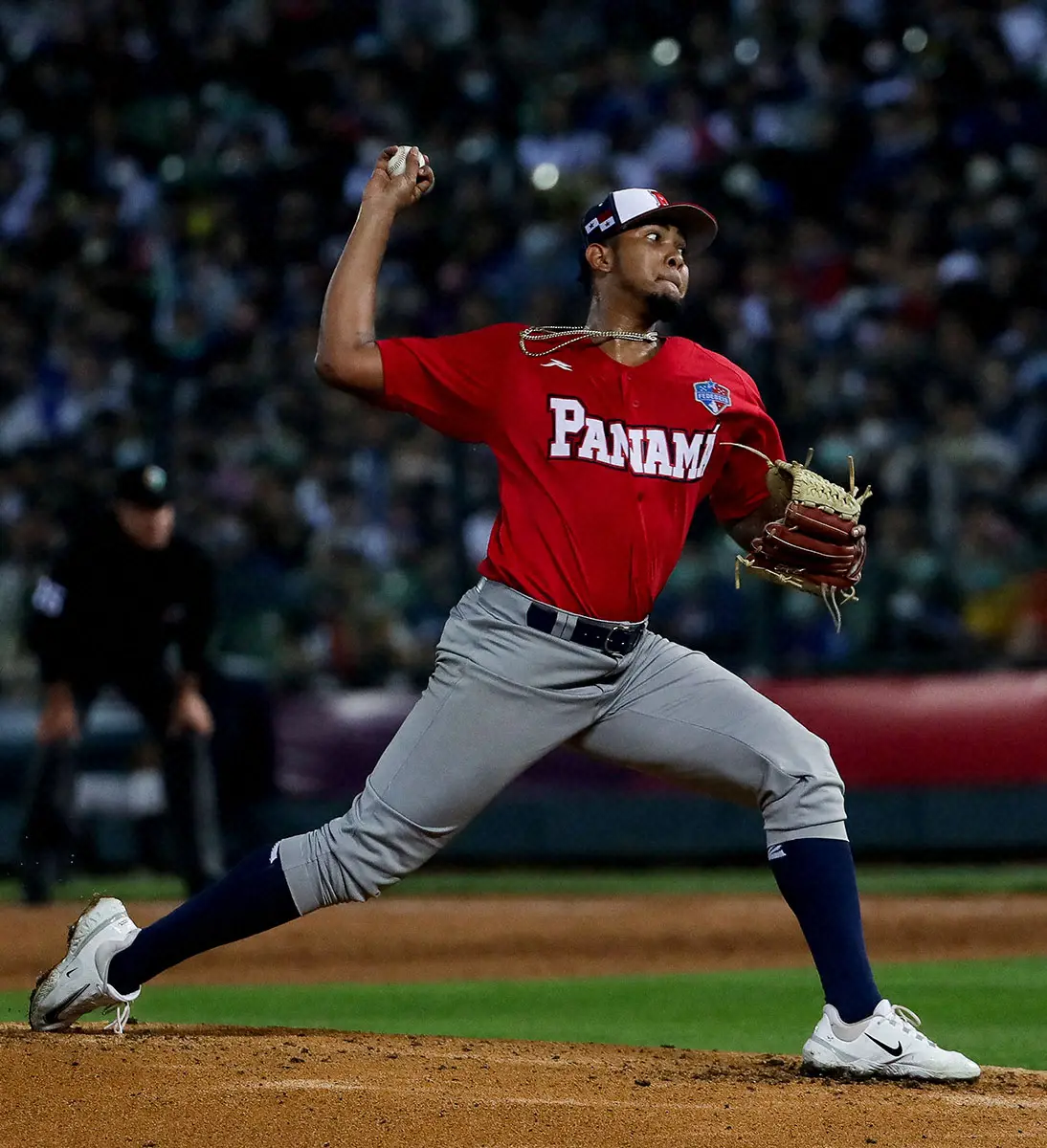 【画像・写真】中日・新外国人投手メヒア来日「チームが一つでも多く勝てるよう、手助けできたら」