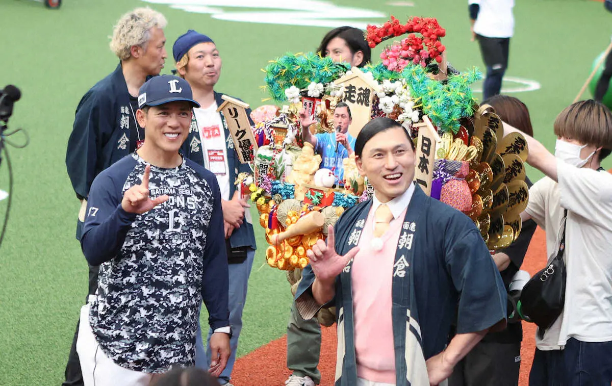 【画像・写真】“勝利の男神”西武ファンの「オードリー」春日俊彰　巨大熊手を贈呈