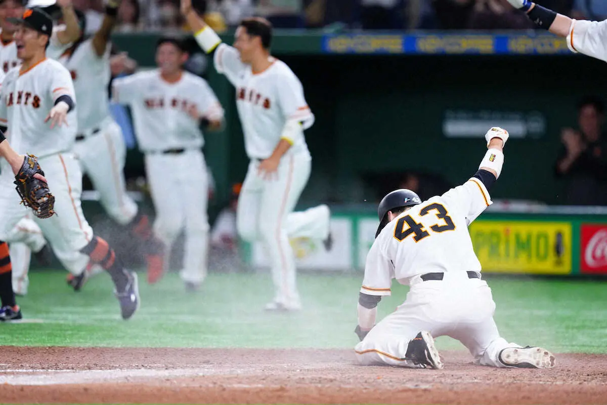 【画像・写真】巨人2球で鮮やかサヨナラ勝ち　重信「和真任せた！」岡本和「シゲさん速すぎ。びっくりした」