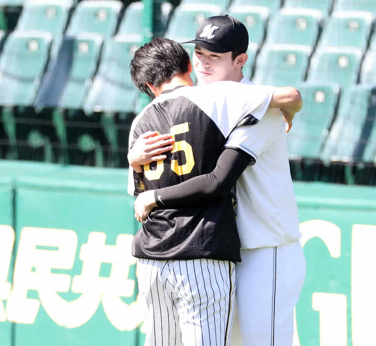 【画像・写真】ロッテ・朗希「久しぶりの甲子園」打っても怪物証明だ！プロ初安打の予感？打撃練習で鋭い当たり