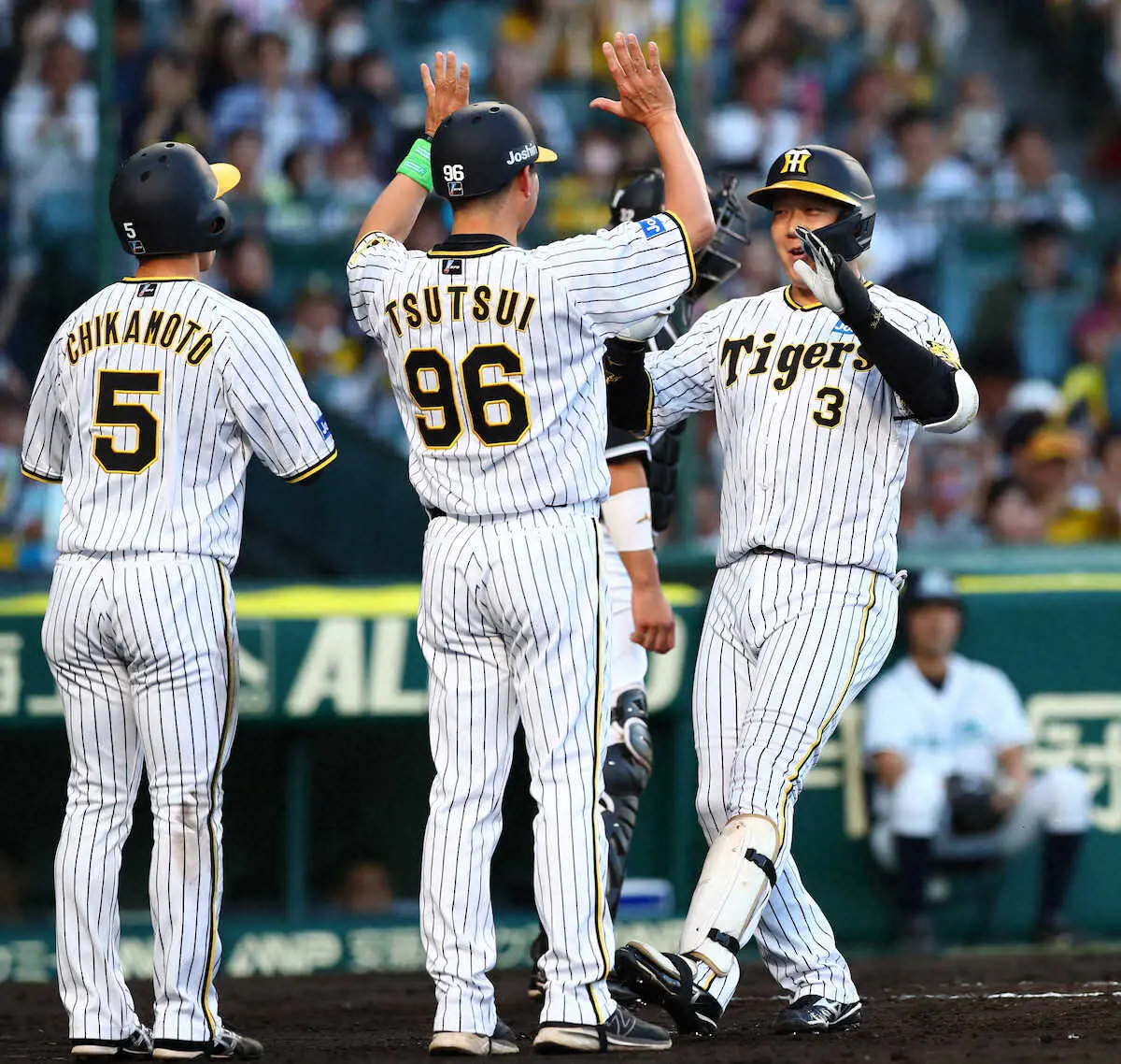 【画像・写真】初回1死一、二塁、大山は中越えに先制の3点本塁打を放ち筒井コーチに迎えられる　（撮影・後藤　大輝）