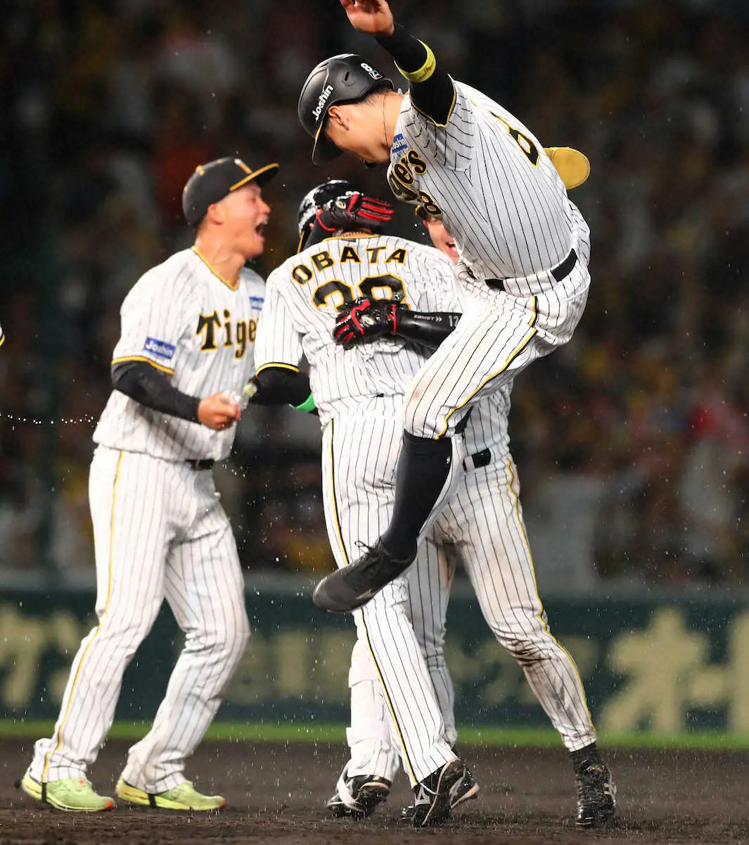 【画像・写真】サヨナラ打を放った小幡に佐藤輝はドロップキック　（撮影・後藤　大輝）