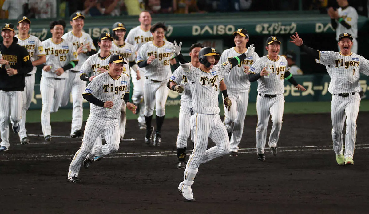 【画像・写真】サヨナラ打を放った小幡（中央）に駆け寄る大山　（撮影・須田　麻祐子）