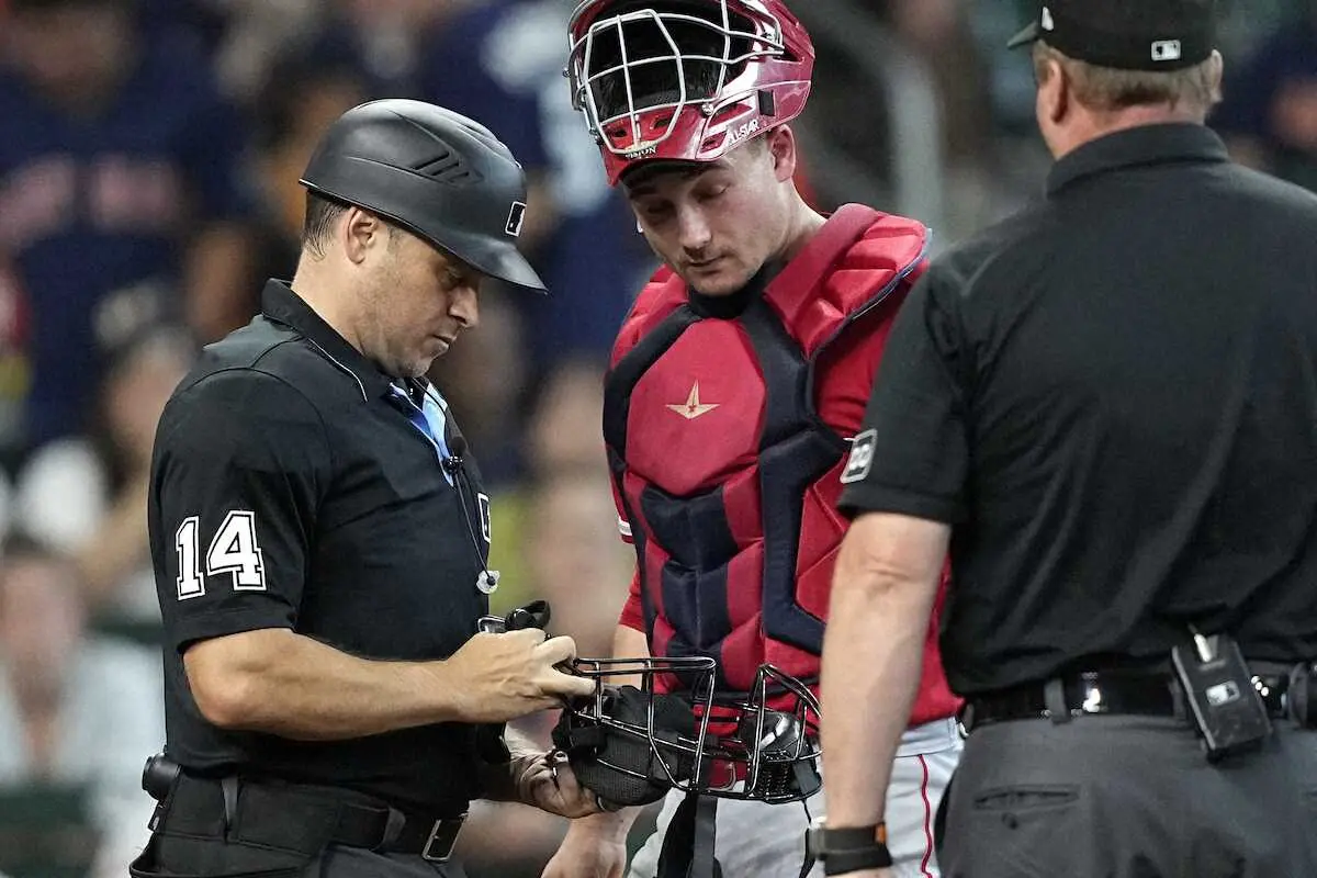 【画像・写真】エンゼルス－アストロズ　球審アクシデントで途中交代　ファウルチップ顔面直撃　審判3人で再開