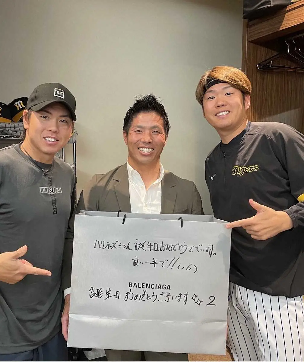 【画像・写真】スタッフも感無量　阪神・梅野からの2つの“贈り物”「試合後に黙々と一人で打ち込む姿を」