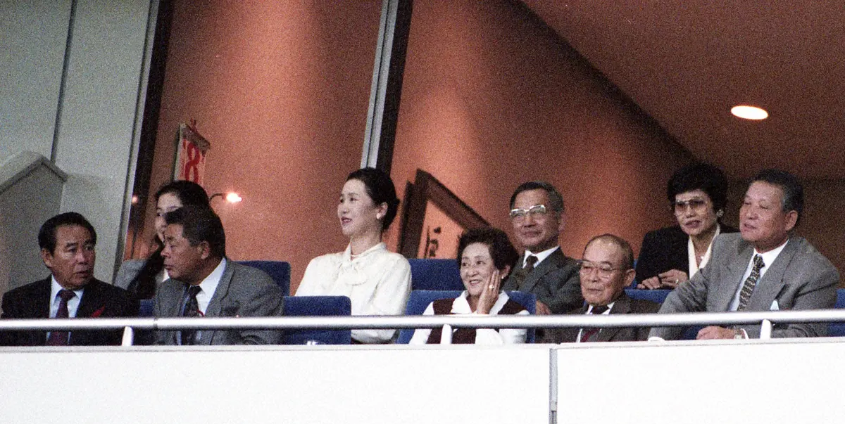 1995年、原辰徳引退ゲームをスタンドで見守る父・貢さん（右端）と母・カツヨさん