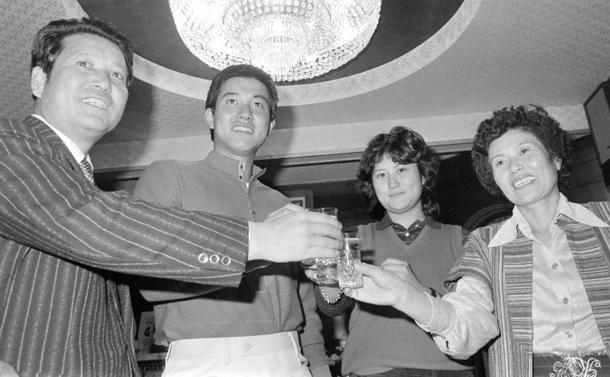 1980年、巨人の1位指名を受け家族で乾杯する原辰徳（左から2番目）。右端が母のカツヨさん